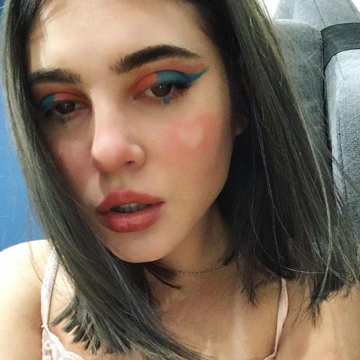 Звук софы. Как нарисовать беллу собаку которые на красном диванчике лежит. Звук софы. Аделина садыкова уфа. Диван зеленый полосатый.