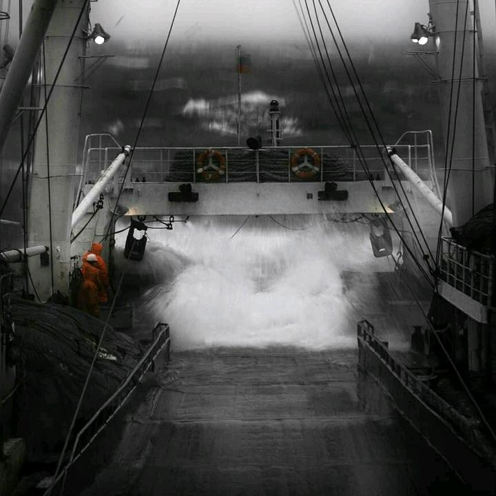 Мокрая палуба. Палуба корабля в шторм. Шторм на палубе. Трал в шторм.
