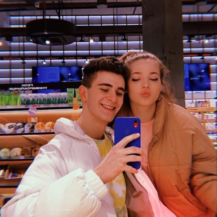 Не слишком ли близко рука Ани?? Анон плиз 2020 Чё по тик току? ВКонтакте