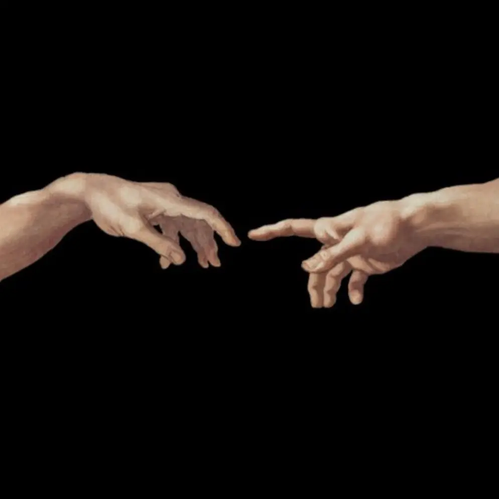 Две руки тянутся на черном фоне