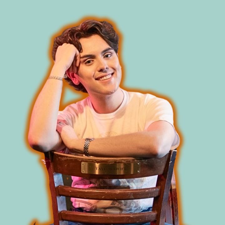 zachary (the swiftologist) @theeswiftologist